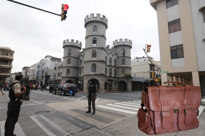 El Grupo de Intervención y Rescate (GIR) inspeccionó y realizó una detonación controlada del maletín abandonado en el centro de Guayaquil, que finalmente no contenía explosivos.