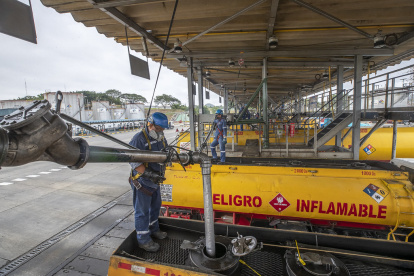 El precio de las gasolinas Extra, Ecopaís y Súper se actualiza el 12 de cada mes, en Ecuador.