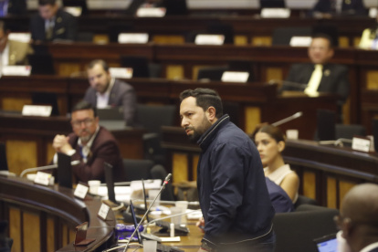 El asambleísta de ADN, Adrián Castro, señaló al correísmo durante el debate de las bases militares extranjeras.