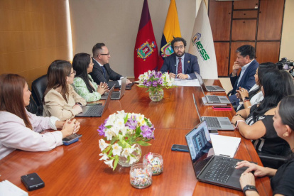 Nombramiento. Edgar Lama von Buchwald (centro), presidente del Directorio del IESS, en su primera reunión.