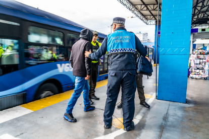 Personal de la Empresa de Pasajeros junto a la Policía realizan controles en el transporte municipal.