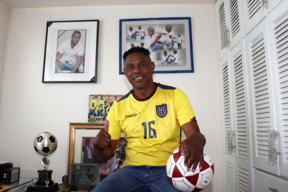 En el rincón más futbolero de su casa, el exjugador Cléber Chalá analizó el partido entre Ecuador y Brasil.