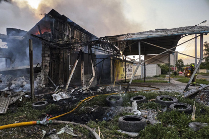 Rescatistas ucranianos trabajan en el lugar de un ataque con drones en Járkov, noreste de Ucrania, el 4 de junio de 2025, en medio de la invasión rusa.