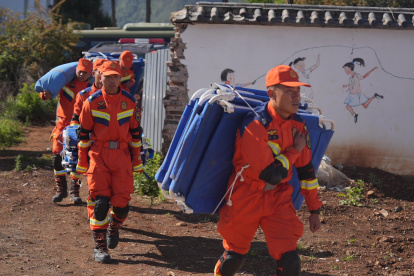 rescatistas se preparan para establecer refugios temporales luego de un terremoto en la aldea de Baicao, condado de Eryuan, en la prefectura autónoma Bai de Dali, provincia de Yunnan, suroeste de China, el 5 de junio de 2025.