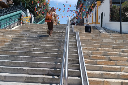 imagen referencial. Una camioneta bajo invadiendo la escalinata Francisco Sojos que fue en noviembre de 2024 restaurada por ser un bien patrimonial de Cuenca.