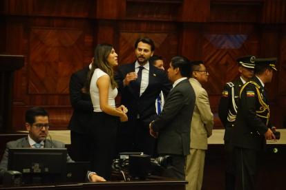 **Pie de foto:**
*El presidente de la Asamblea, Niels Olsen, regresó a su curul tras ser apelado por el correísmo durante el debate sobre la terna a la Judicatura.*