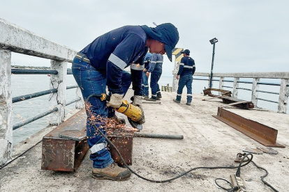 Equipo municipal realiza el mantenimiento.
