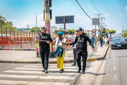 En los alrededores del estadio Monumental, personal de seguridad ayuda a guiar o a movilizarse a los ciudadanos. Hay tramos que cerraron ya el paso vehicular.