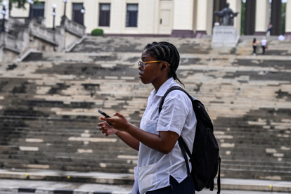 Un estudiante usa su teléfono móvil en La Habana el 4 de junio de 2025.