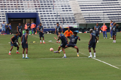 La selección ecuatoriana en uno de sus últimos entrenamientos antes de enfrentar a Brasil este jueves 5 de junio, en Guayaquil.