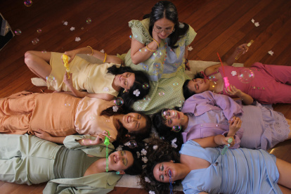 En la obra, seis exalumnas visitan a una querida maestra, que está por fallecer.