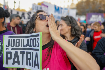 Personas participan en una protesta convocada por grupos feministas, médicos y científicos, entre muchos otros colectivos este miércoles, en Buenos Aires (Argentina).