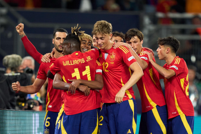 Los jugadores de la selección español festejan la goleada que les dio la clasificación.
