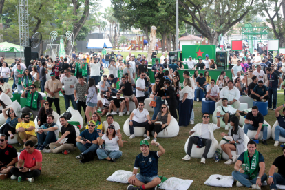 La cancha de césped natural se transformó en un estadio al aire libre, con una tarima principal y carpas dispuestas frente a tres pantallas gigantes digitales