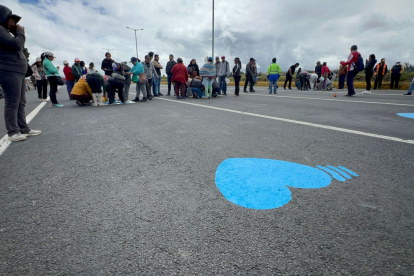Los moradores del barrio Chan pintaron corazones para recordar a quienes perdieron la vida en la panamericana.