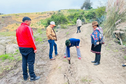 El suelo se encuentra trisado, lo que causa preocupación en la población y las autoridades.