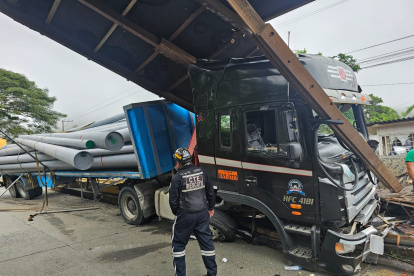 Un tráiles cargado de postes chocó contra un punto de control en la vía Cuenca- Molleturo- El Empalme.