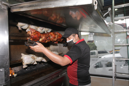 La venta de pollos en el mercado de Quito, en el primer borrador de la Ley se prohibía la exposición de la carne.