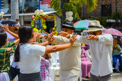 Celebración. Los comuneros festejan al santo con oraciones y bailes.