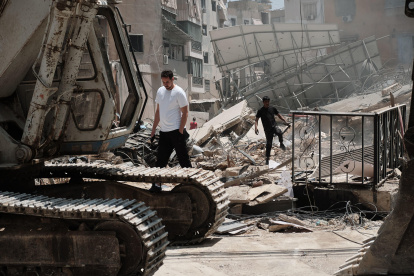 uno de los edificios alcanzados en Dahye (Beirut, el Líbano) durante los bombardeos de anoche, la mayor ofensiva aérea israelí sobre los suburbios sur de Beirut desde el alto el fuego de noviembre.