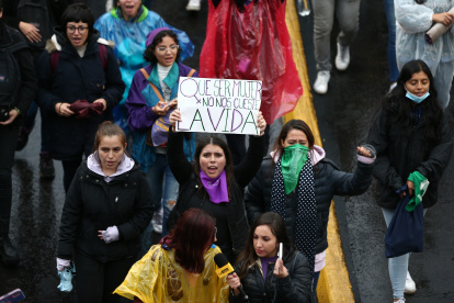 Voces. Cada año los grupos feministas protestan por la violencia.