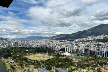 Hallan sin vida a un hombre en unos de los parqueaderos del parque La Carolina, en el norte de Quito