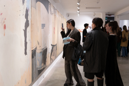 Las obras de Xavier Coronel se exhiben en la muestra individual "Happy forever", en Quito.