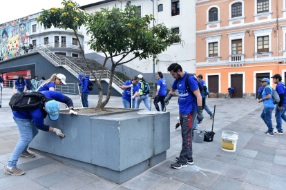 Más de 200 voluntarios participaron en una gran minga que se hizo en la 24 de Mayo, La Ronda y Cumandá.