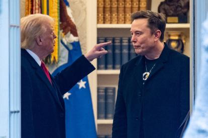 El presidente Donald Trump y Elon Musk en la Oficina Oval antes de salir de la Casa Blanca en Washington, DC, el 14 de marzo de 2025.