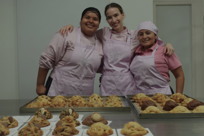 Melissa Sánchez, fundadora de Wear That Tuna, en el taller donde se elaboran sus galletas estilo Nueva York, reconocidas por su sabor y presentación únicos.