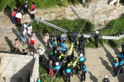 Quito ejecuta desalojo por ocupaciones ilegales en barrio Nuevo Ecuador, en Calderón.