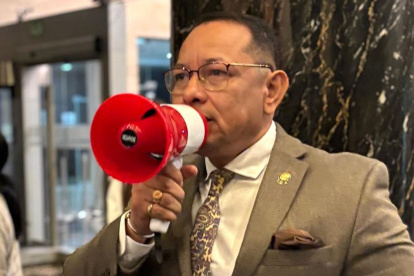 El asambleísta del correísmo Ronal González usó un megáfono en el hall del Legislativo.