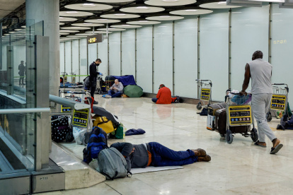 Terminal. Hasta más de 400 personas sin hogar duermen en el aeropuerto Madrid.