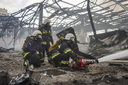 Equipos de emergencia socorren a ciudadanos ucranianos, tras ataque ruso.