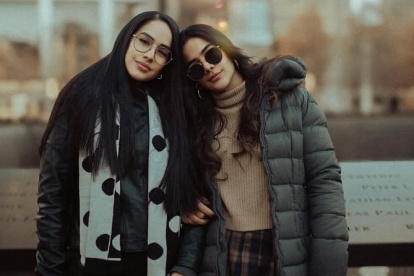 Michela con su hermana, Iesmín.