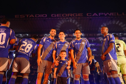 Emelec realizó la presentación oficial de su nueva plantilla en la Explosión Azul.