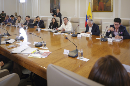 Fotografía cedida por la Presidencia de Colombia que muestra al mandatario colombiano, Gustavo Petro (c), hablando durante una reunión con su gabinete.