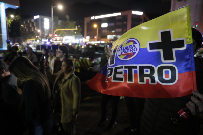 Una persona sostiene un cartel a las afueras de la Fundación Santa Fe donde fue trasladado el senador colombiano Miguel Uribe Turbay este sábado, en Bogotá (Colombia).