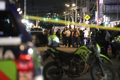 Integrantes de la Policía Nacional de Colombia fueron captados este sábado, 7 de junio, al custodiar la zona del atentado dónde fue herido el senador colombiano Miguel Uribe Turbay.