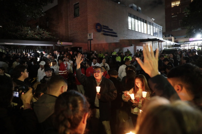Personas encienden velas a las afueras de la Fundación Santa Fe donde fue trasladado el senador colombiano Miguel Uribe Turbay este sábado.