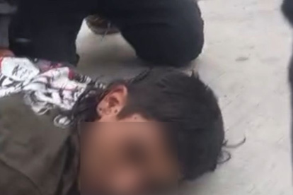 El sujeto fue sometido por uniformados, aparentemente herido en una de sus piernas.