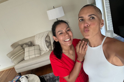 La periodista ecuatoriana Jenny Vera acompañó a La Flaca cuando se rapó.