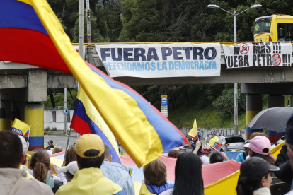 Personas participan en una caminata por la paz y en apoyo al senador Miguel Uribe Turbay