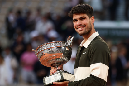 El tenista español posa con la copa de campeón que retuvo tras ganar el año pasado.