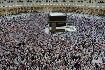 Mecca (Saudi Arabia), 07/06/2025.- Musulmanes realizan el Tawaf (circunvalación) alrededor de la Kaaba, el lugar más sagrado del Islam, en al-Masjid al-Haram, durante la peregrinación Hajj 2025 en La Meca (Arabia Saudita), el 7 de junio de 2025.
