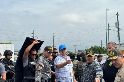 El ministro del Interior, John Reimberg, en una presentación de resultados de un operativo ejecutado en Durán.