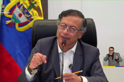 Captura de video tomado de la Presidencia de Colombia del presidente colombiano, Gustavo Petro, durante una alocución sobre del atentado contra Miguel Uribe Turbay este sábado, en Bogotá (Colombia). Petro afirmó que su Gobierno no escatimará esfuerzos para descubrir a los mandantes del atentado en el que fue gravemente herido el senador y precandidato presidencial uribista Miguel Uribe Turbay.EFE/ Presidencia de Colombia /SOLO USO EDITORIAL/ SOLO DISPONIBLE PARA ILUSTRAR LA NOTICIA QUE ACOMPAÑA (CRÉDITO OBLIGATORIO)