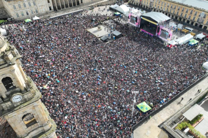 Miles de asistentes en el denominado Concierto de la Esperanza, que se desarrolla en Bogotá este domingo 8 de junio en medio del impacto social que vive Colombia ante el atentado contra Miguel Uribe.