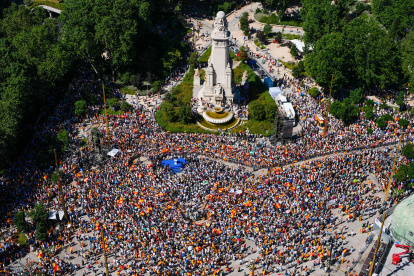 Madrid.  Vista general de la concentración convocada por el Partido Popular contra el Gobierno de Pedro Sánchez bajo el lema "Democracia o mafia".