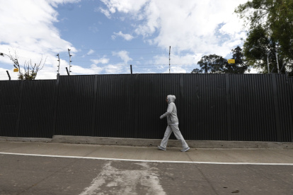 Preocupación.  Los vecinos cuestionan que se haya colocado este cerco al pie de la quebrada Rumihuaico.